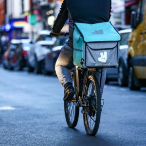 Deliveroo Sinks 31% in Setback to London Effort to Lure IPOs