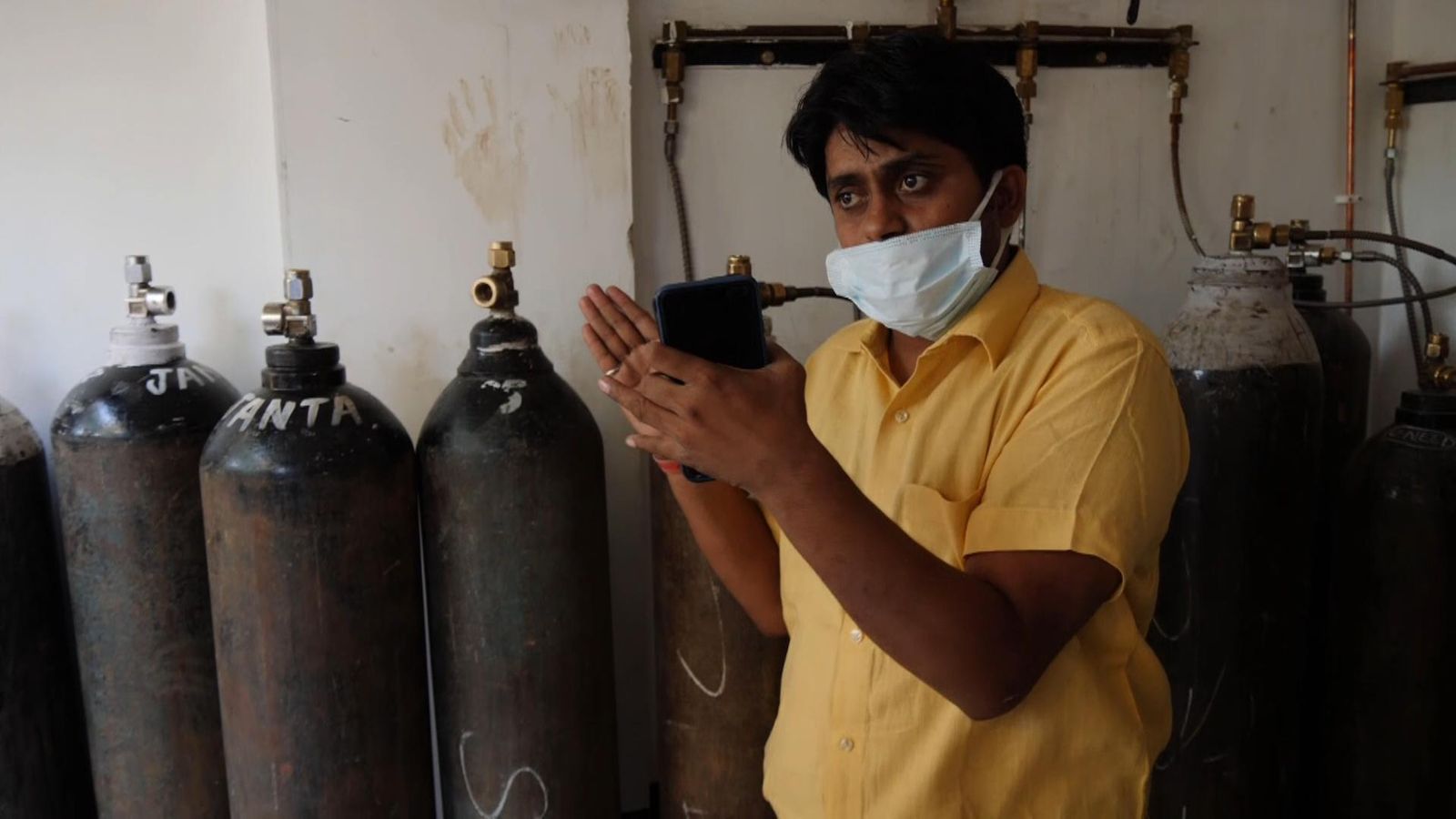 COVID-19: Police Raid Indian hospital And Accuse Doctors Of Hoarding Much Needed Oxygen Supplies
