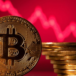 crypto-hedge-funds-buy-the-dip-in-bitcoins-week-of-reckoning