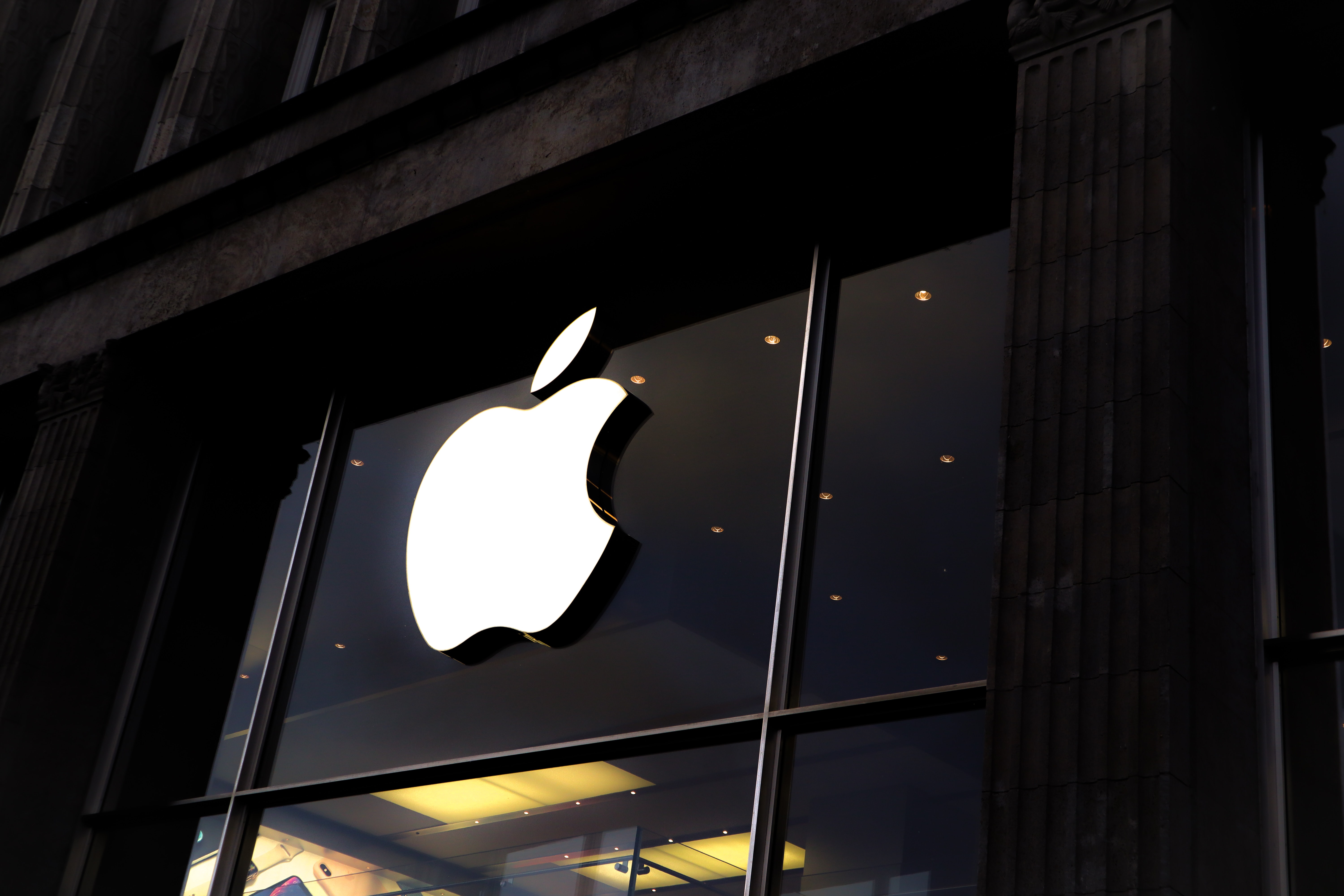 Apple Delays Recalling Staff To The Office Until 2022