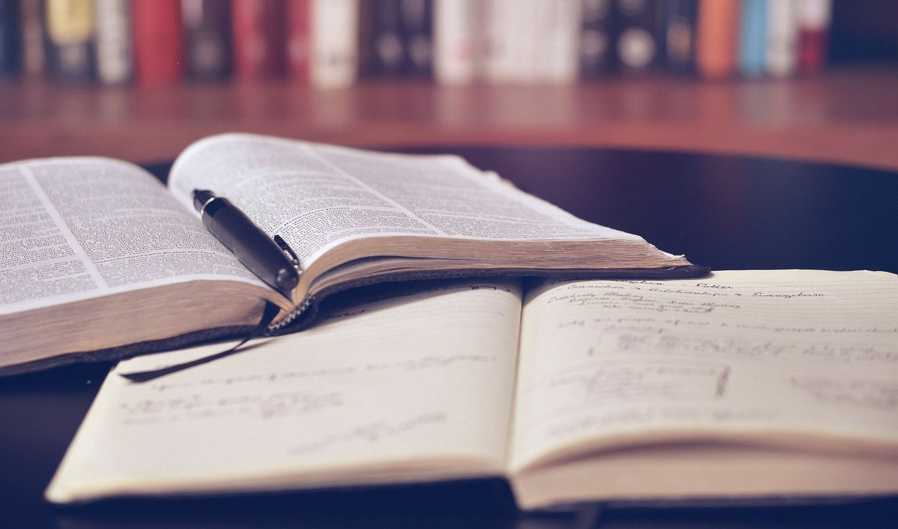 Bill Gates: On Vacation I Get To Read About 3 Hours A Day, This Strategy Is Key To My Learning