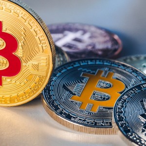 bitcoin-ether-and-other-cryptos-tamed-by-investrors-negative-sentiments-on-fed-hawkish-minutes