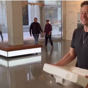 elon-musk-visits-twitter-carrying-sink-as-deal-deadline-looms