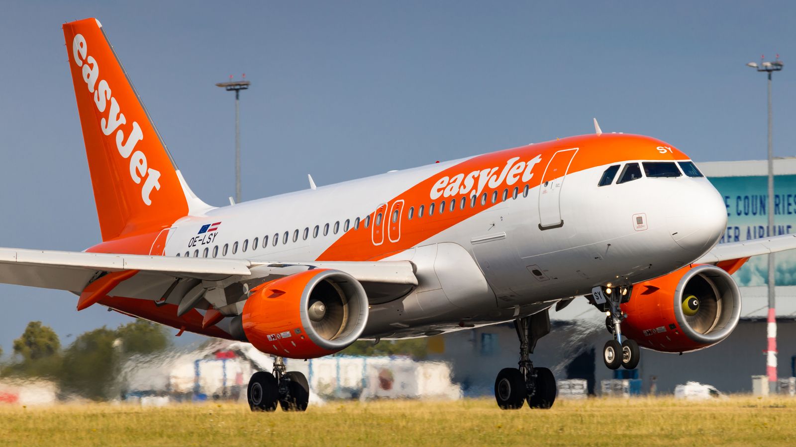 EasyJet Sees Return To Profit, Strong Bookings For 2023