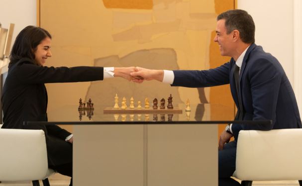 Spanish Prime Minister Inspired By Iranian Chess Player Who Competed Without Hijab