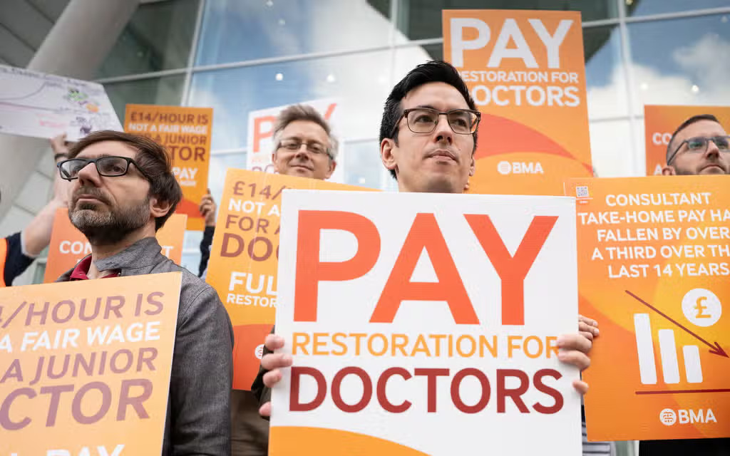 Consultants end pay dispute with government in England