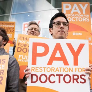 Consultants end pay dispute with government in England