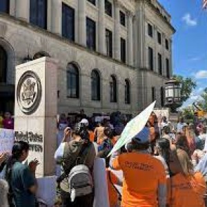 a-judge-temporarily-blocks-iowa-law-that-allows-authorities-to-charge-people-facing-deportation