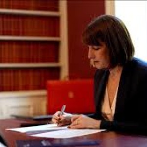  Reeves to Change Public Finance Rules to Borrow More for Investment