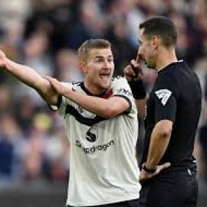 gary-neville-hints-at-referee-conspiracy-after-man-utd-incident-vs-west-ham