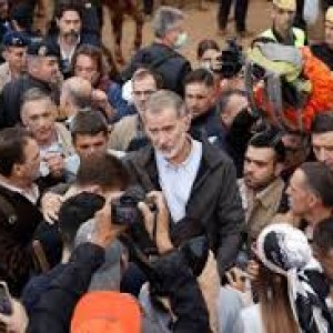 angry-crowds-hurl-mud-at-king-of-spain-as-he-visits-town-devastated-by-flood