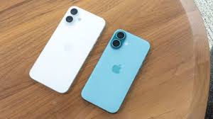 Russians Flock to Apple Stores in  Hong Kong to Buy iPhone 16